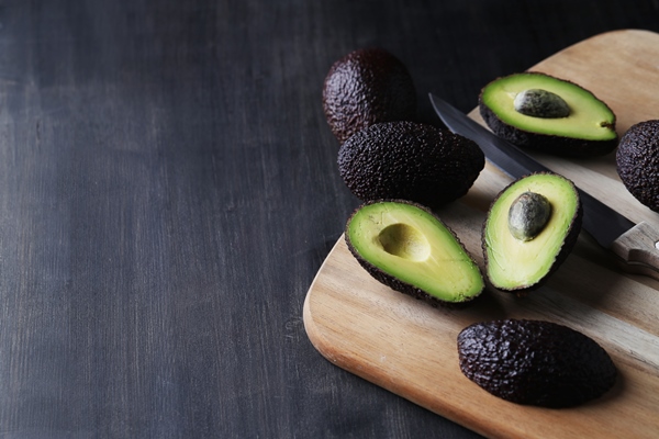 green avocados cutting board - Креветки с авокадо