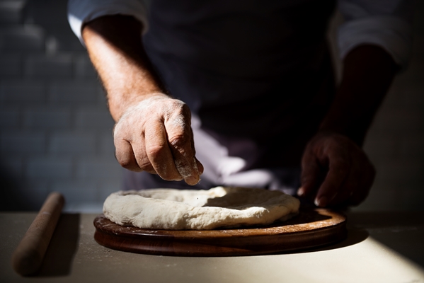 hands preparing bread - Постная пицца с морепродуктами
