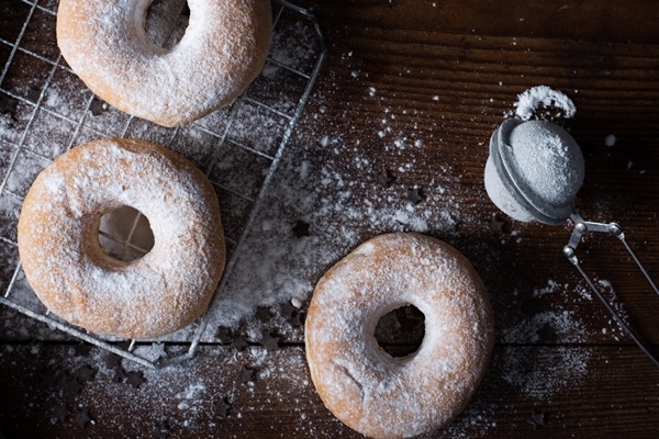high angle doughnuts with powdered sugar glazing sieve - Пончики бездрожжевые