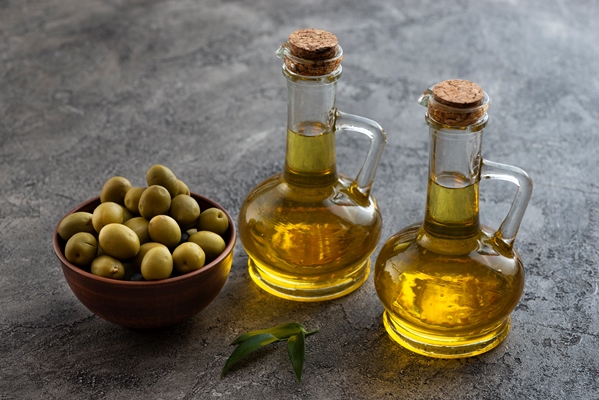 high view cute bottles olive oil bowl olives - Спагетти болоньезе, постный стол