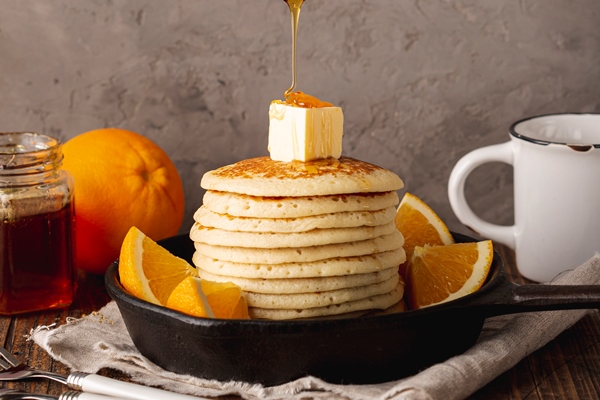 honey dripping off dipper pancakes - Старорусские блины на молочной сыворотке