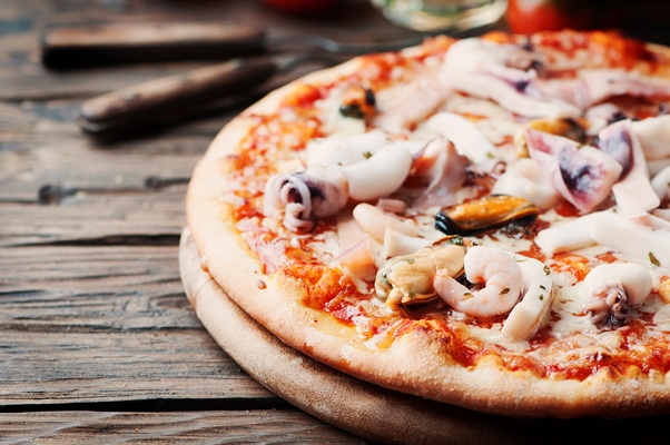 italian traditional pizza with seafood - Постная пицца с морепродуктами