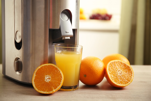 juicer orange juice kitchen table - Лимонад с розмарином