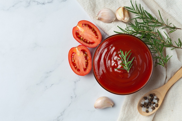 ketchup tomato sauce with fresh tomato - Рыба с сельдереем