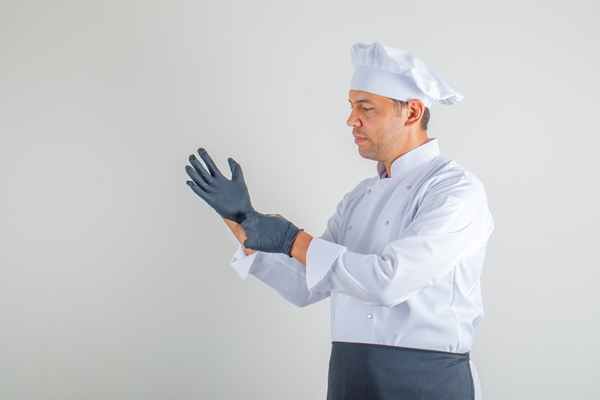 male chef uniform apron hat wearing gloves looking careful - Секреты хозяйки: как снять сливки с молока