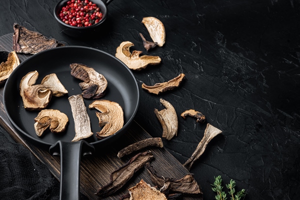 mix chopped wild dried mushrooms set cast iron frying pan black table - Грибная начинка для блинчиков