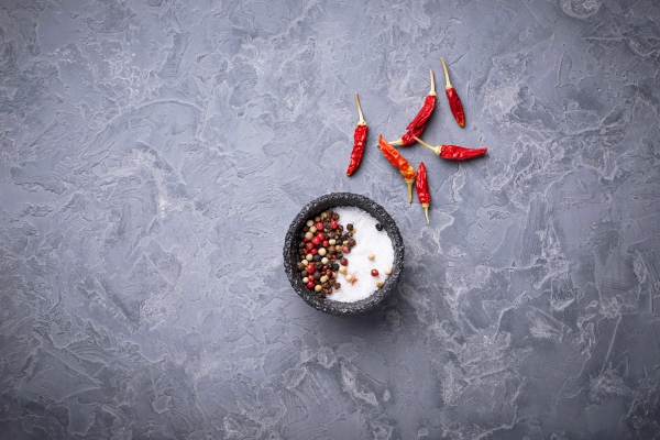 mix peppers salt gray background - Начинка для блинчиков с креветками