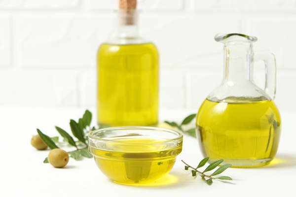 olive oil green leaves olives table - Кускус с помидорами и сладким перцем