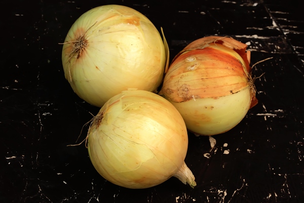 onions old wooden background - Котлеты картофельные с кускусом