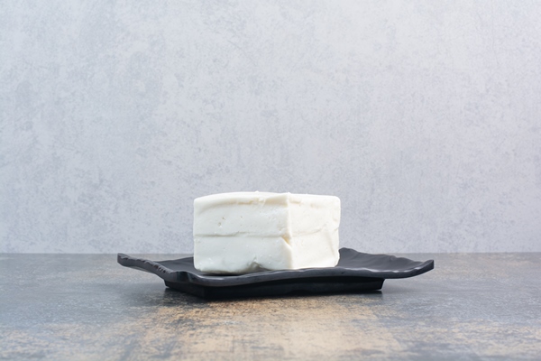 organic white cheese black plate - Тарталетки с печенью и икрой трески