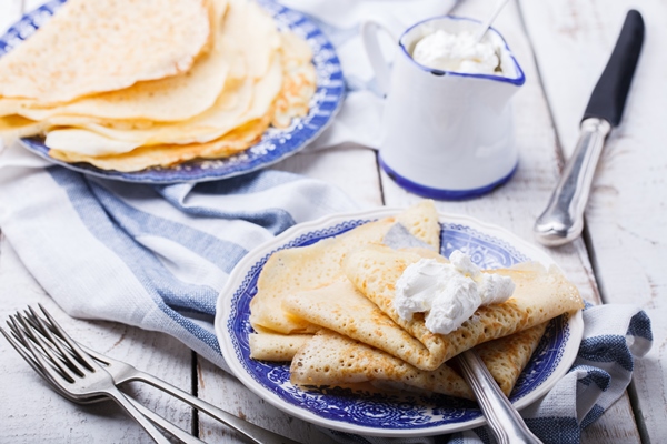 pancakes with sour cream 1 - Начинка сырная с хреном для блинчиков