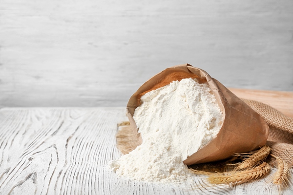 paper bag with flour wooden table - Старорусские блины на молочной сыворотке