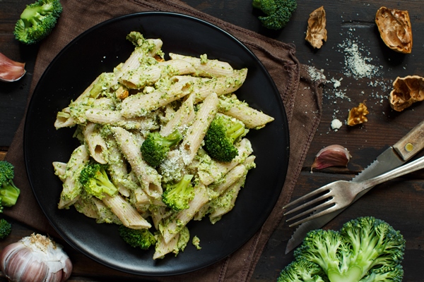 pasta plate table - Паста с брокколи