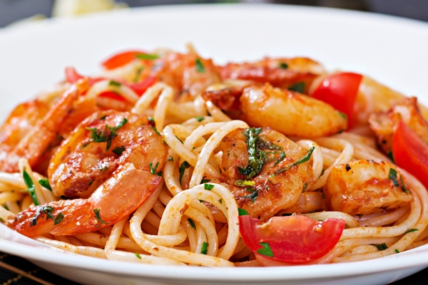 pasta spaghetti with shrimps tomato parsley healthy meal italian food - Паста с креветками и помидорами