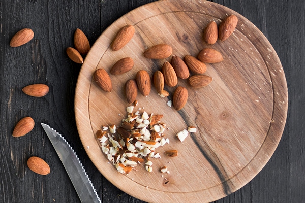 pile almonds wooden tray - Булочки с корицей