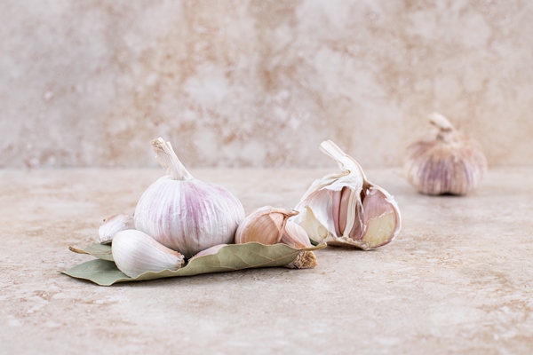 pile fresh organic garlics cream surface - Паста с креветками и помидорами