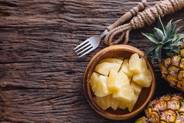 pineapple wooden - Тарталетки с крабовыми палочками, сыром и ананасами