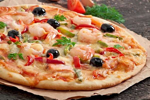 pizza with shrimp salmon olives - Постная пицца с креветками, лососем и оливками
