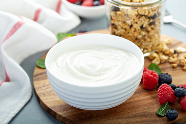 plain yougurt with granola side - Творожный крем с ванилью для блинчиков