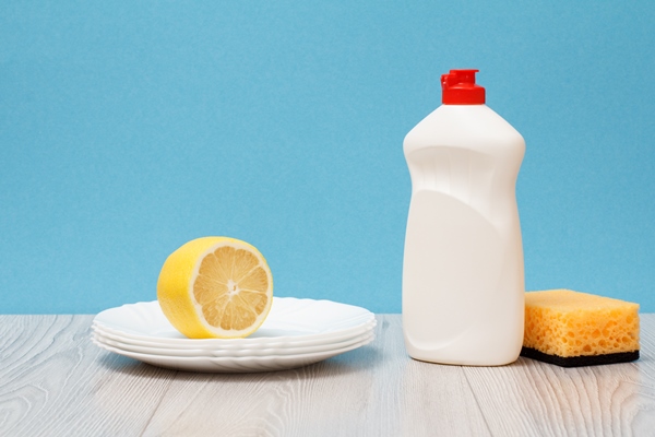 plastic bottle dishwashing liquid clean plates lemon sponge blue background washing cleaning concept - Секреты хозяйки: как снять сливки с молока