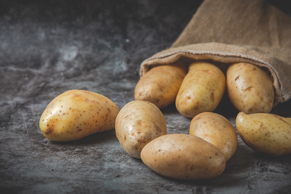 potatoes pour out sacks gray floor 1 - Котлеты картофельные с кускусом