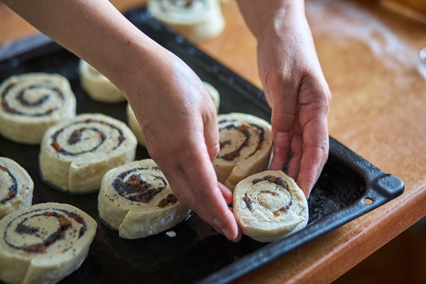 preparation cinnamon rolls woman puts buns buns baking tray - Булочки с маком