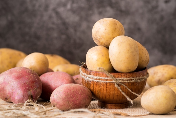 raw potatoes wooden bowl - Овощное рагу с брокколи и стручковой фасолью