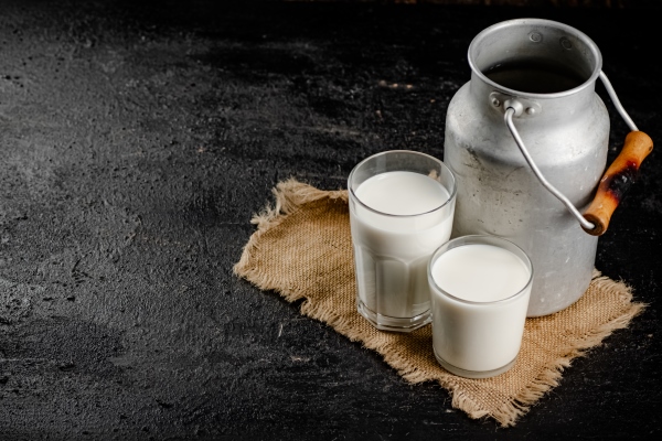 rustic milk can glass table - Секреты хозяйки: как снять сливки с молока