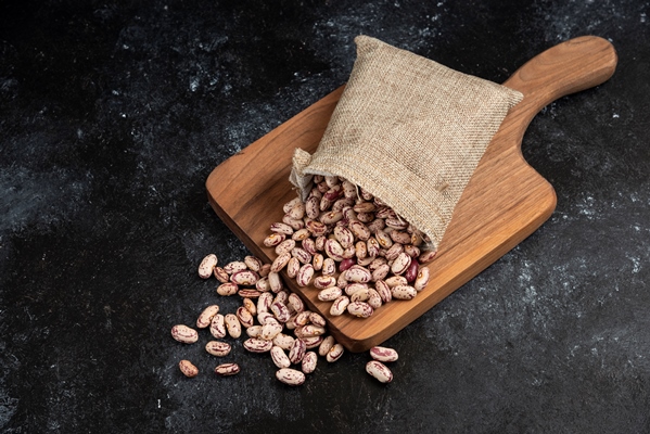 sackcloth dried raw beans placed wooden board - Котлеты из фасоли, постный стол