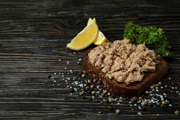 sandwich with canned tuna wooden background - Тарталетки с печенью и икрой трески