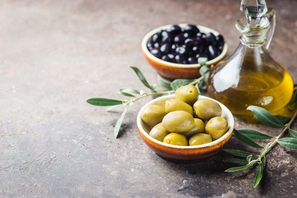 set green black olives olive oil dark stone background - Постная пицца с креветками, лососем и оливками