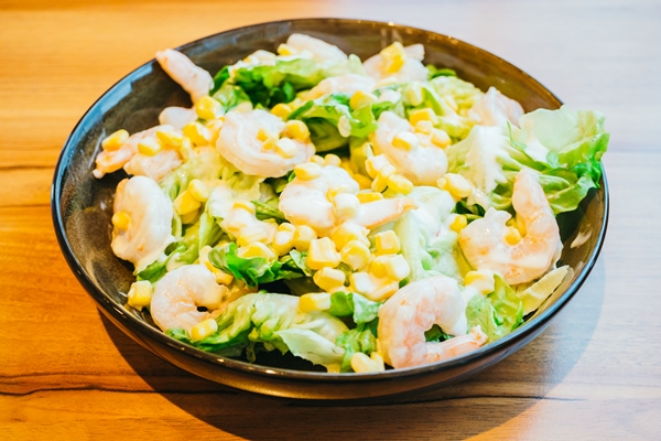 shrimp salad - Салат с креветками, кукурузой и яйцом