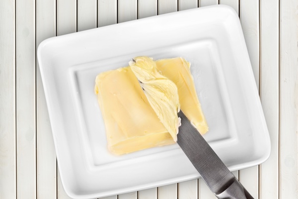 sliced fresh butter curls white container wooden table - Булочки из слоёного теста