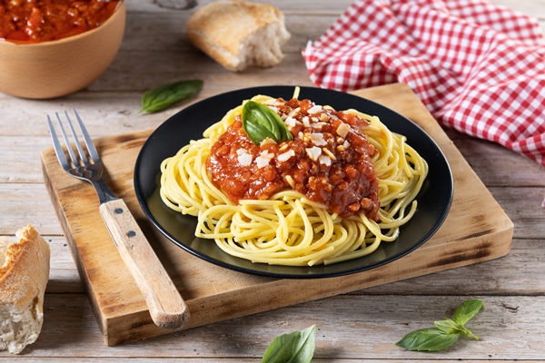 spaghetti with bolognese sauce wooden - Спагетти болоньезе, постный стол