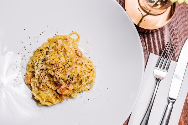 spaghetti with meat creamy sauce garnished with grated parmesan - Паста с хлебной крошкой, постный стол
