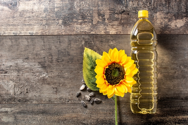 sunflower oil plastic bottle wooden table 1 - Начинка для блинчиков с солёными огурчиками