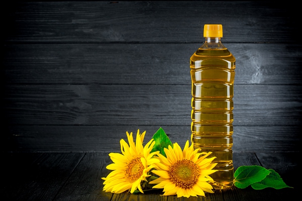 sunflower oil with flowers black rustic background - Томатный суп в мультиварке, постный стол