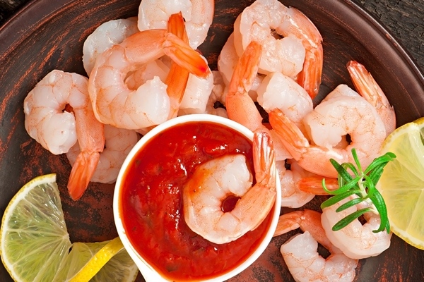 tails shrimps with fresh lemon rosemary plate - Креветки с авокадо