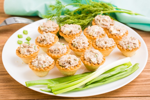 tartlets with salad from fish eggs greens plate - Тарталетки с тунцом и яйцом
