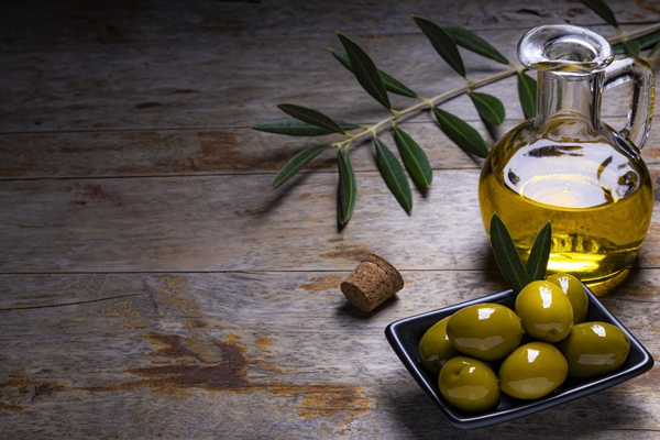tasty looking olives extra virgin olive oil olive leafs dark wooden background - Грибной паштет с овсяными хлопьями