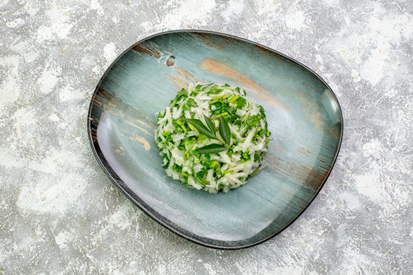 top view delicious salad consists greens cabbage inside plate - Салат из капусты с уксусом и растительным маслом