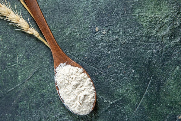 top view flour wooden spoon dark desk - Начинка для блинчиков из сыра и шпината