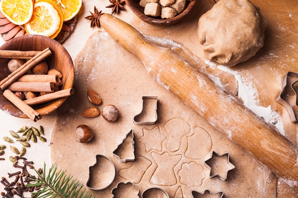 traditional christmas gingerbread is cooking table - Кулинарные традиции: пряники