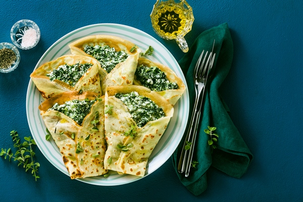 traditional italian pancakes crepes with spinach ricotta served blue table healthy vegetarian diet - Начинка для блинчиков из сыра и шпината