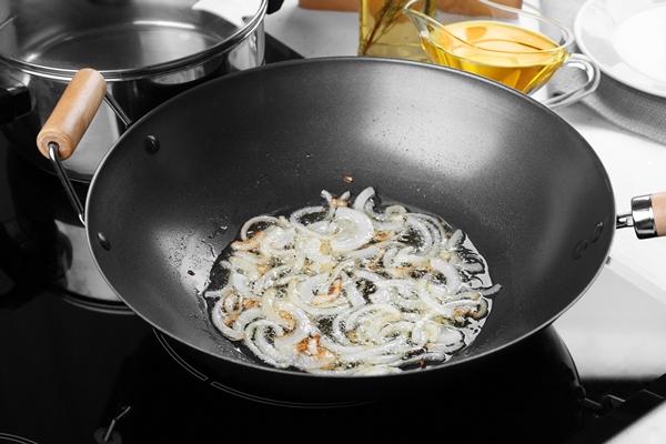 wok with cut onion oil stove kitchen - Грибная начинка для блинчиков