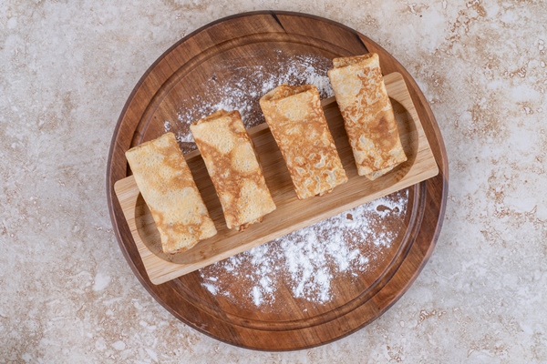 wooden board tasty homemade crepes - Начинка для блинчиков с солёными огурчиками