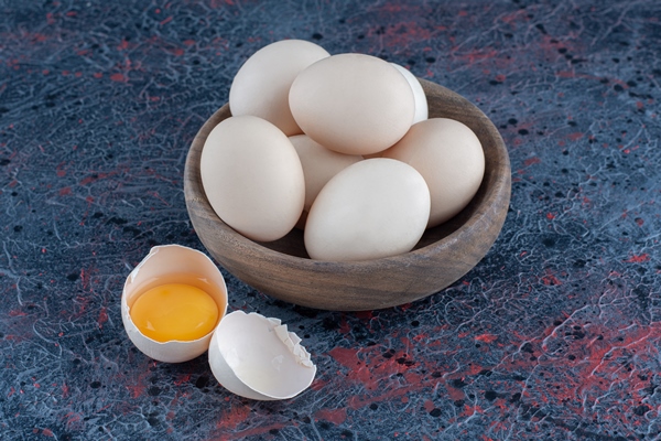 wooden bowl with fresh raw chicken eggs - Блинчики с картофелем