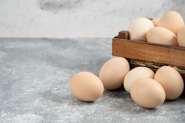 wooden box organic raw eggs marble surface - Салат с креветками, кукурузой и яйцом