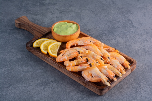 wooden plate delicious shrimps stone surface - Салат с креветками, кукурузой и яйцом