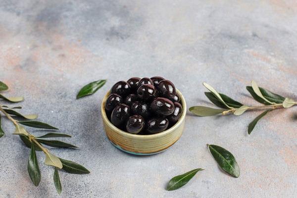 black whole olives - Чечевичная солянка